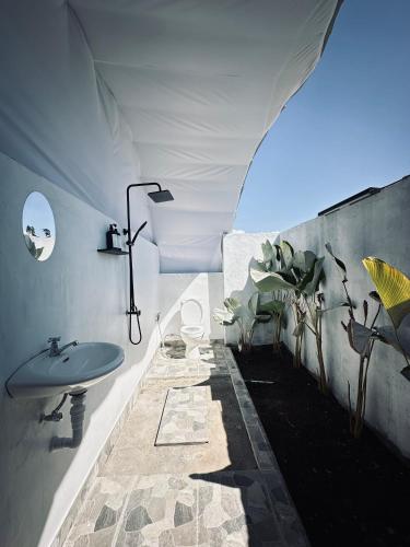 a bathroom with a sink and a sink at EL Diabloo Camp in Kubupenlokan