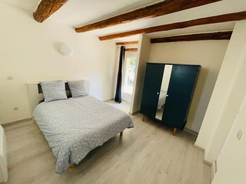 une chambre avec un lit et un miroir dans l'établissement Maison calme - proche Tricastin, à Bollène