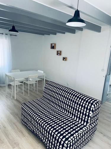 un salon avec un canapé et une table dans l'établissement Maison calme - proche Tricastin, à Bollène