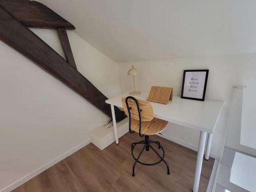 a white desk with a chair in a room at Vakantiewoning 'Tranquille' Kortenaken in Kortenaken