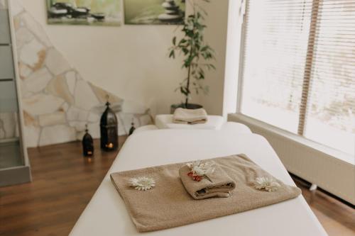 ein Schlafzimmer mit einem Bett und einem Handtuch darauf in der Unterkunft Parkhotel Nümbrecht in Nümbrecht