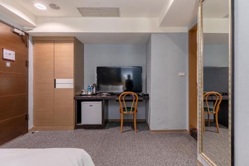 TV a/nebo společenská místnost v ubytování Guide Hotel Taipei Chongqing