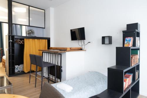 un soggiorno con letto e libreria di Comfortable 49 m Apartment in the Heart of Paris a Parigi