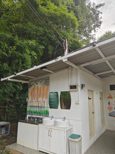 a white building with a sink and a sink at PMee Home in Ban Nong Hoi