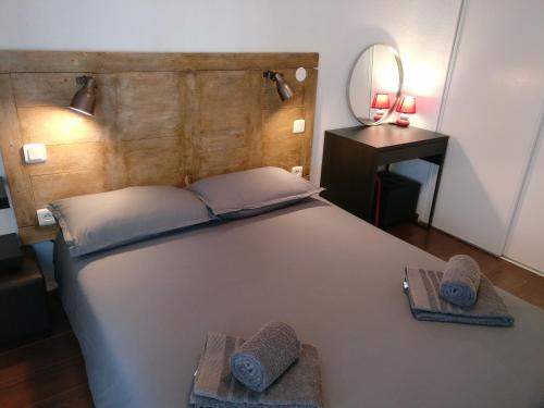 une chambre avec un grand lit avec deux serviettes dessus dans l'établissement T2 centre ville parking 19 thonon-o-phil-de-l-eau, à Thonon-les-Bains