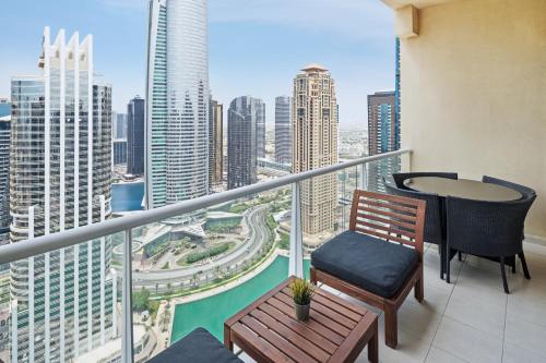 Modern & Spacious 2-Bed Condo with Panoramic Lake Views, Dual Balconies, Steps from Dubai JLT Metro By 