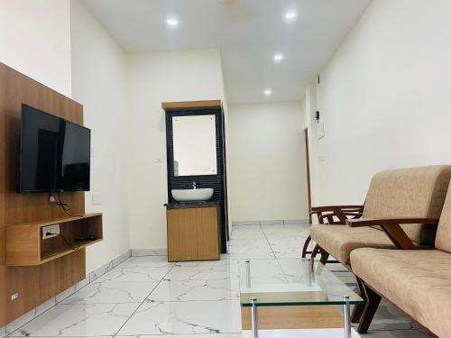 Una televisión o centro de entretenimiento en Hilux Inn