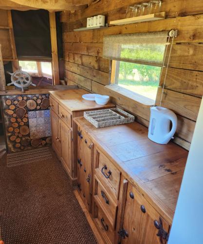 Gallery image of Vigo Retreat Boat yurt in Wrotham