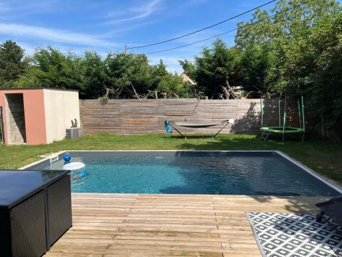 - une piscine avec un hamac dans l'arrière-cour dans l'établissement Villa moderne proche 2 frontières, à Habsheim