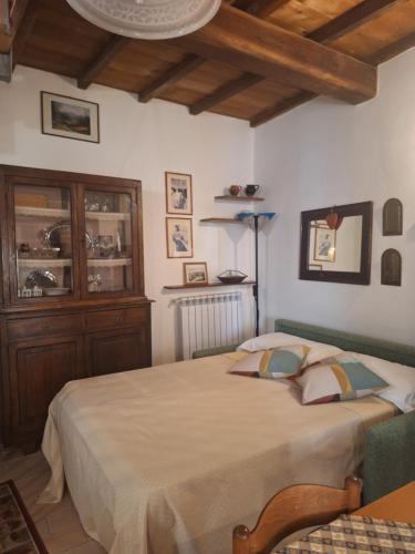 a bedroom with a large bed in a room at Casa Ernesto-AMICA DEI CICLISTI in Acquasparta