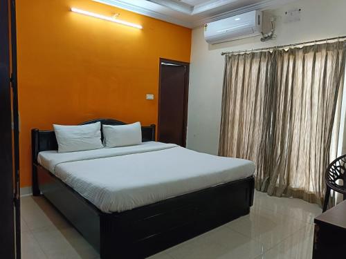 Кровать или кровати в номере GAYATHRI HEIGHTS SERVICED APARTMENTS & APARTMENT HOTEL In HYDERABAD