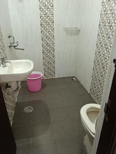 Ванная комната в GAYATHRI HEIGHTS SERVICED APARTMENTS & APARTMENT HOTEL In HYDERABAD
