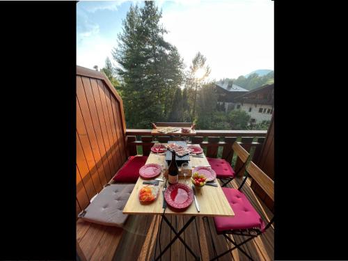 une table en bois avec des plaques de cuisson sur une terrasse dans l'établissement Appartement 2 pièces avec mezzanine, balcon et parking près centre Samoëns - FR-1-629-135, à Samoëns