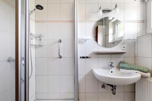 Bilik mandi di Ferienwohnung - Rote Koje Oben