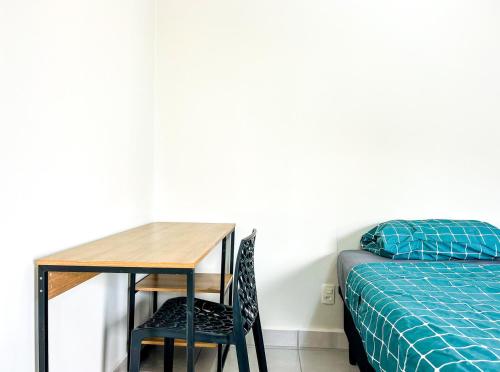 um quarto com uma secretária, uma cama, uma mesa e uma cadeira. em Loft com WiFi otimo para Home Office - Sorocaba SP em Sorocaba