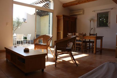 un salon avec une table et des chaises dans l'établissement La Remiso, à Montfaucon