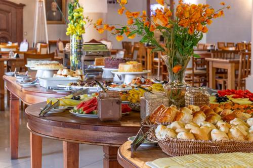 a buffet with many plates of food on tables at Castelo de Itaipava - Hotel, Eventos e Gastronomia in Itaipava