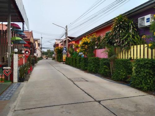 an empty street in a town with buildings at บุญจินดา รีสอร์ท in Ban Phayom
