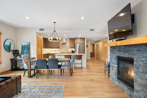 Η κουζίνα ή μικρή κουζίνα στο White Spruce Condo by Canadian Rockies Vacation Rentals