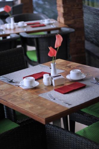 Un restaurante o sitio para comer en Puri Padma Hotel
