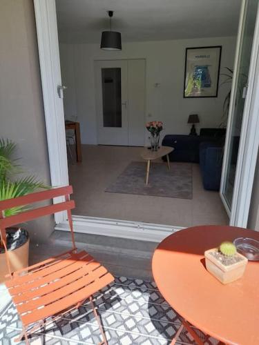 - un salon avec un banc rouge et une table dans l'établissement Appartement Avignon Décoration contemporaine, à Avignon