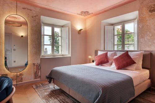 En eller flere senge i et værelse på HERITAGE VILLA SPINDLER by DuHomes