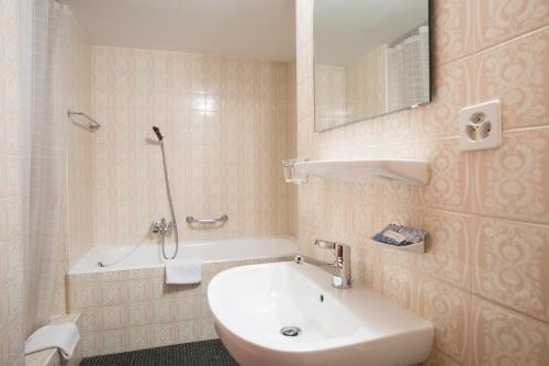 bagno con lavandino e vasca di Apartment Jacky 7 a Verbier