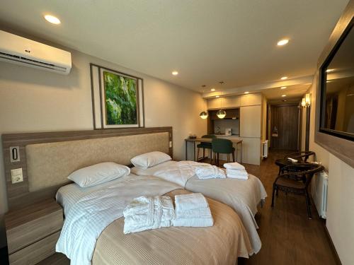 バトゥミにあるApartment with incredible Seaview 1026のタオルが敷かれたベッドが2つあるホテルの部屋