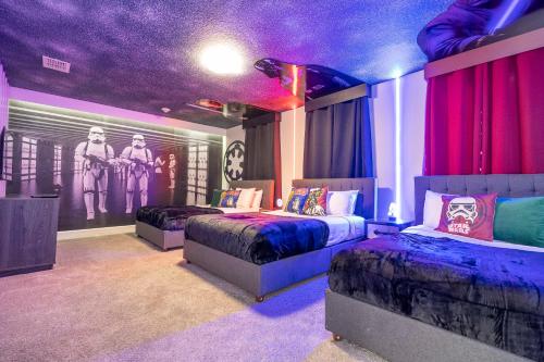 Un dormitorio con dos camas y un techo morado. en 2911 Fable Street, en Kissimmee