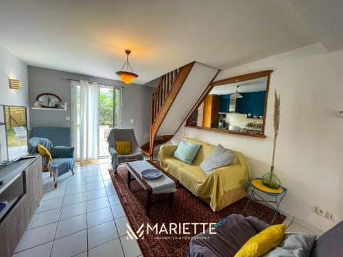 un salon avec un canapé et une table dans l'établissement -L'ABRI CÔTIER- MAISON CABELLOU Á 300 M DE LA MER, à Concarneau