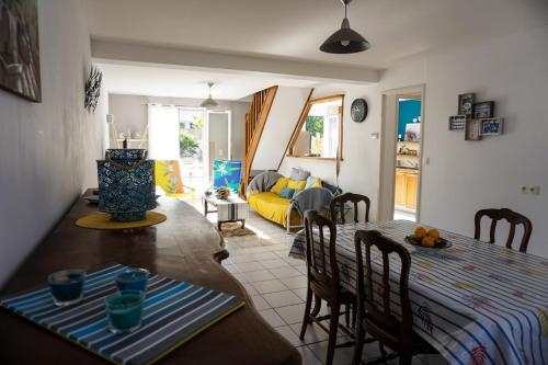 une cuisine et un salon avec une table et des chaises dans l'établissement -L'ABRI CÔTIER- MAISON CABELLOU Á 300 M DE LA MER, à Concarneau