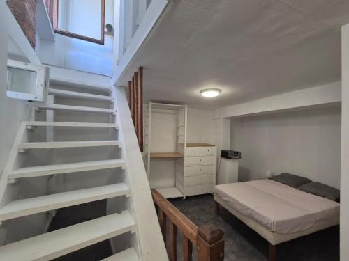 une chambre avec un lit superposé et un escalier dans l'établissement Chaleureux, Cosy calme, spacieux et centrale, à Toulouse