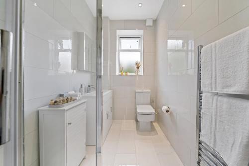 Phòng tắm tại London Wembley Luxury Stay 2BR Apartment next to stadium with Free Parking