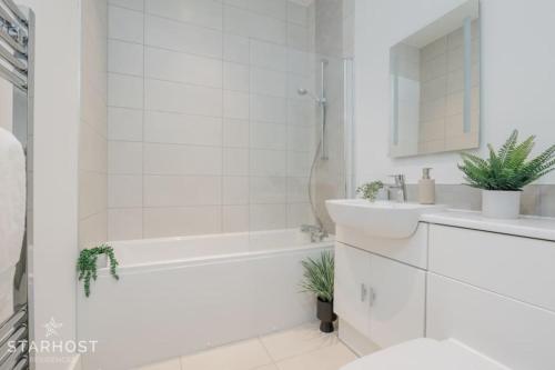 Et badeværelse på StarHost Residences - Spacious 2-bed Apartment in Central Newbury