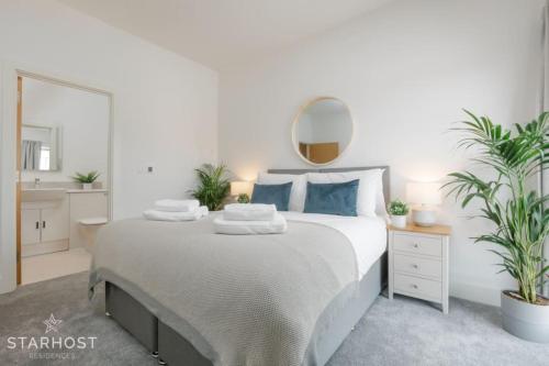 En eller flere senge i et værelse på StarHost Residences - Spacious 2-bed Apartment in Central Newbury