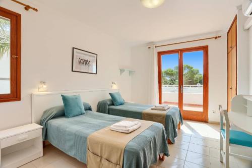 A bed or beds in a room at Villa Pou Dor by Villa Plus