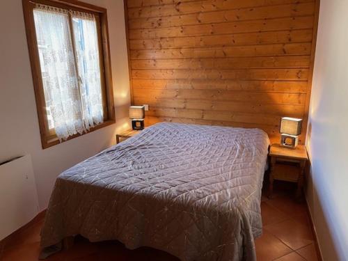 - une chambre avec un lit et deux lampes sur les tables dans l'établissement Anthémis I, II, III, aux Angles