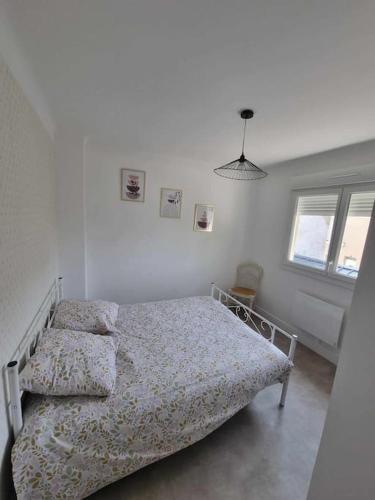 une chambre blanche avec un lit et une fenêtre dans l'établissement Bel appartement refait à neuf, à Saint-Maur