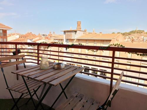 En balkon eller terrasse på Pensión las Hojas