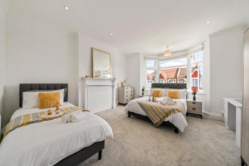 Giường trong phòng chung tại London Wembley Luxury Stay 2BR Apartment next to stadium with Free Parking