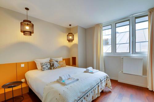 - une chambre avec un lit et 2 plateaux dans l'établissement Bluestay 87 - Magnifique Appartement à Paris, à Paris