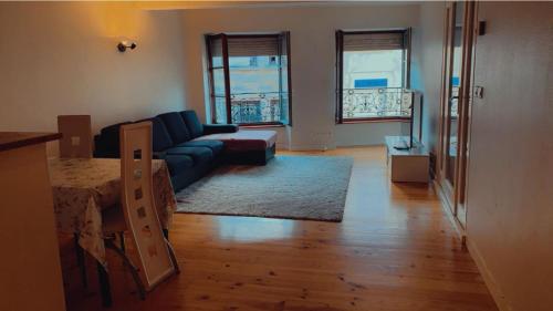 un salon avec un canapé et une table dans l'établissement Hebergement la loire, à Saint-Étienne