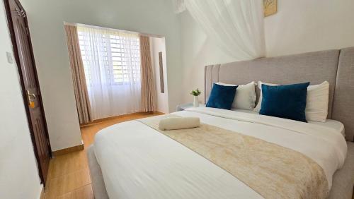 Postel nebo postele na pokoji v ubytování Lakeview 1bed with Lift Tuffoam Apt Ksm