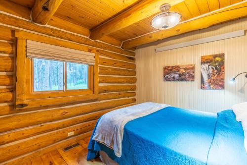 Una cama o camas en una habitación de Pine Cabin