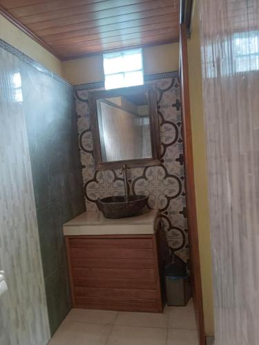 a bathroom with a sink and a mirror at Umah mimpi in Tampaksiring