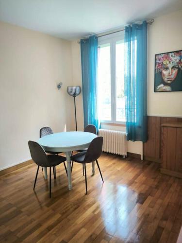 une salle à manger avec une table et des chaises et une fenêtre dans l'établissement Maison de Maître dans le Perche, à Fontaine-Simon