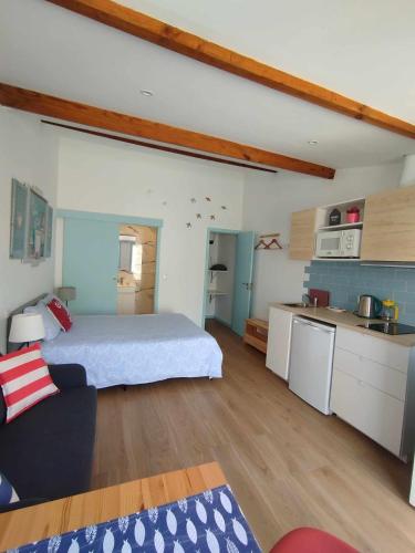 a large room with a bed and a kitchen at Maria do Mar_As Três Marias in Matosinhos
