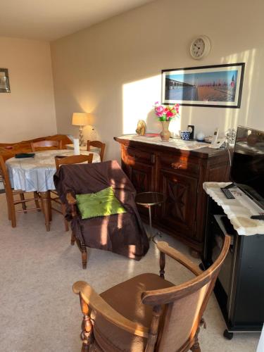 - un salon avec un piano et une table dans l'établissement Trouville à pied, à Trouville-sur-Mer