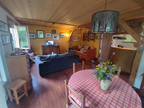 un salon avec une table et un canapé dans l'établissement Le Refuge des Trolls, à Sixt-Fer-à-Cheval