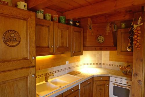 Kuchyň nebo kuchyňský kout v ubytování Location de charme 4 étoiles à Passy